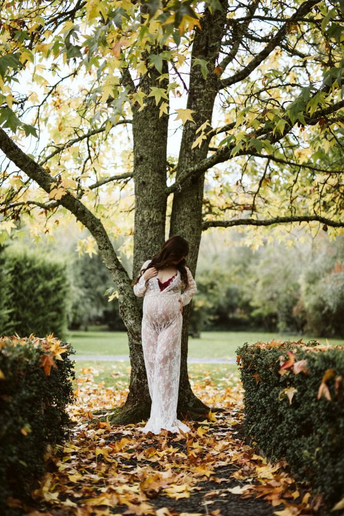 Autumn outdoor maternity photo session
